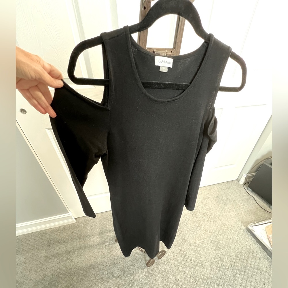 🩷‼️Price reduced‼️🩷Black Calvin Klein knit dress with cold shoulders - Picture 6 of 8